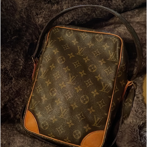 Louis Vuitton - Picture 2 of 2